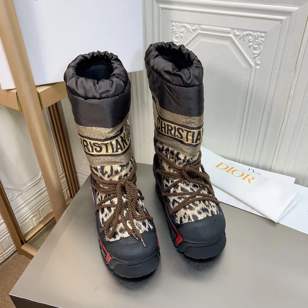 Men's shoes p600! The highest version on the market, Dior Dior's king style snow boots, ski boots, fat and cute, so cute →_→ from the DiorAlps limited series, unique. Shiny nylon Oblique print upper with criss-cross straps for an ideal fit. The technical fabric of the boot shaft, short-cut version, can be worn in the city or in the mountains. It makes the calf slimmer and taller, warm and concave. The boot shaft and sole are made of original waterproof padded lining. The embroidered fabric is original star ⭐ rubber non-slip thick sole and multi-module combination outsole. The size is 35-40. 41Customized